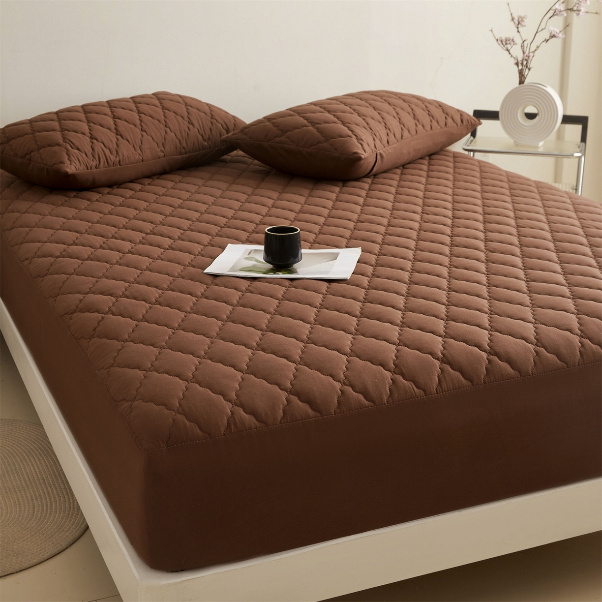 91家纺网 家纺一手货源 找家纺 雯豆家纺 2025新品外贸亚马逊纯色防水夹棉床笠跨境电商速卖通床罩可定制尺寸 菱形格防水床笠-深棕