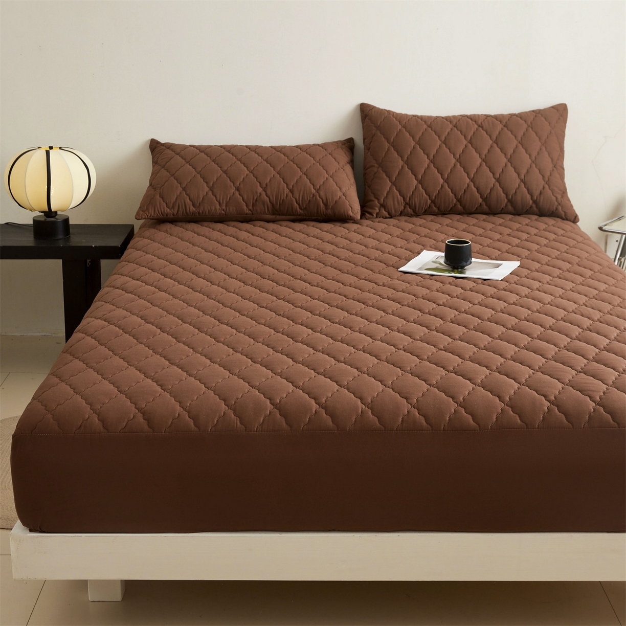 91家纺网 家纺一手货源 找家纺 雯豆家纺 2025新品外贸亚马逊纯色防水夹棉床笠跨境电商速卖通床罩可定制尺寸 菱形格防水床笠-深棕