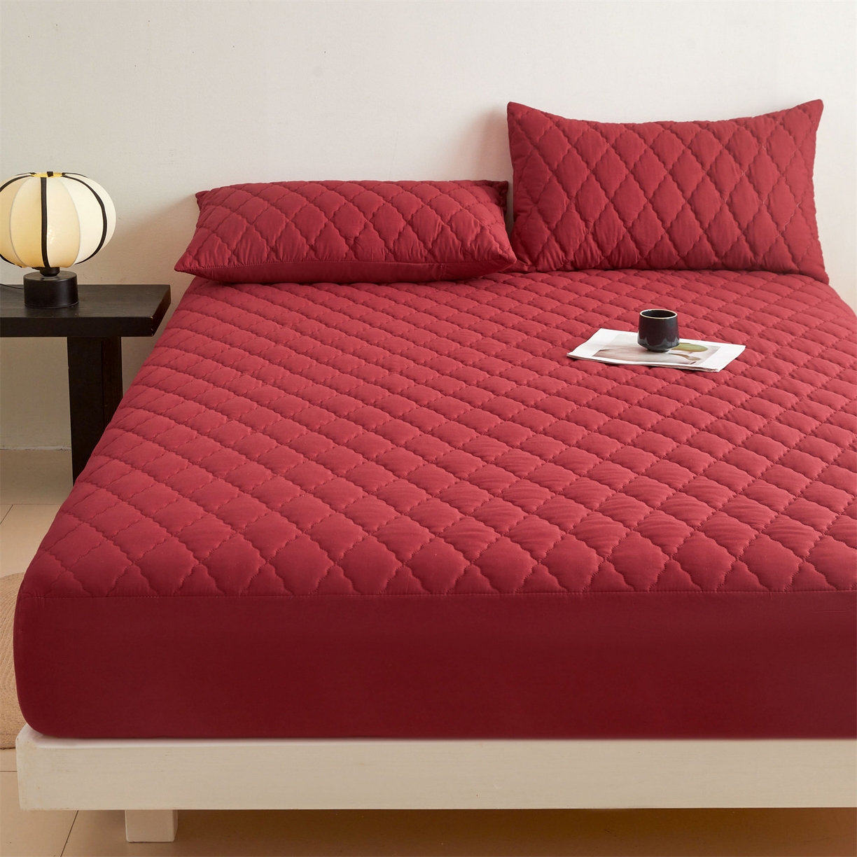 91家纺网 家纺一手货源 找家纺 雯豆家纺 2025新品外贸亚马逊纯色防水夹棉床笠跨境电商速卖通床罩可定制尺寸 菱形格防水床笠-酒红