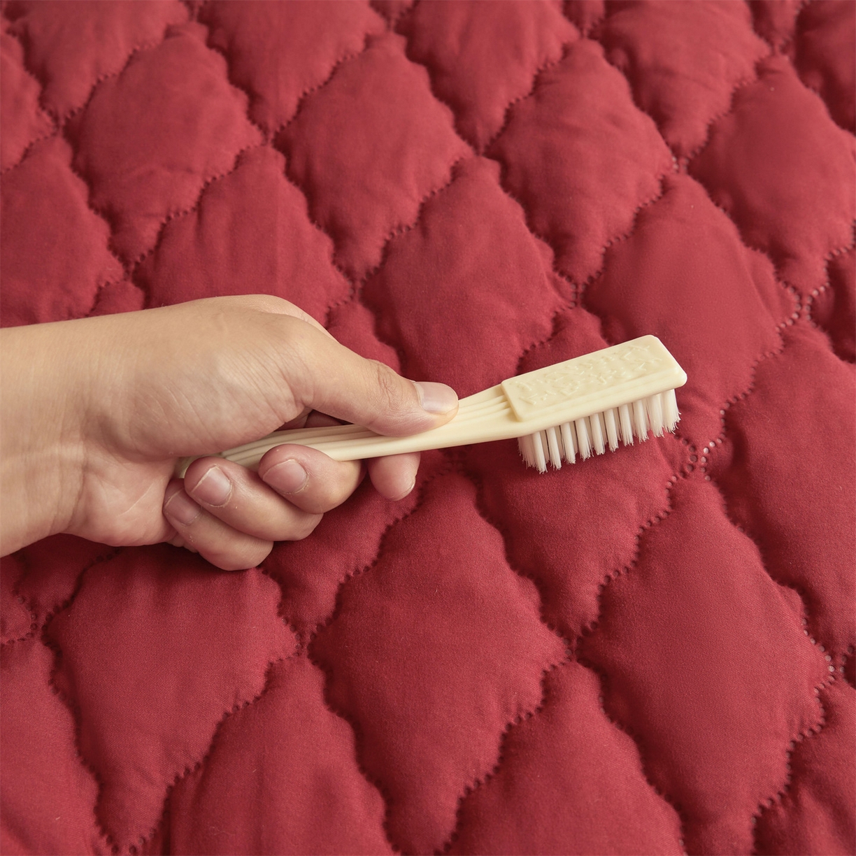 91家纺网 家纺一手货源 找家纺 雯豆家纺 2025新品外贸亚马逊纯色防水夹棉床笠跨境电商速卖通床罩可定制尺寸 菱形格防水床笠-酒红