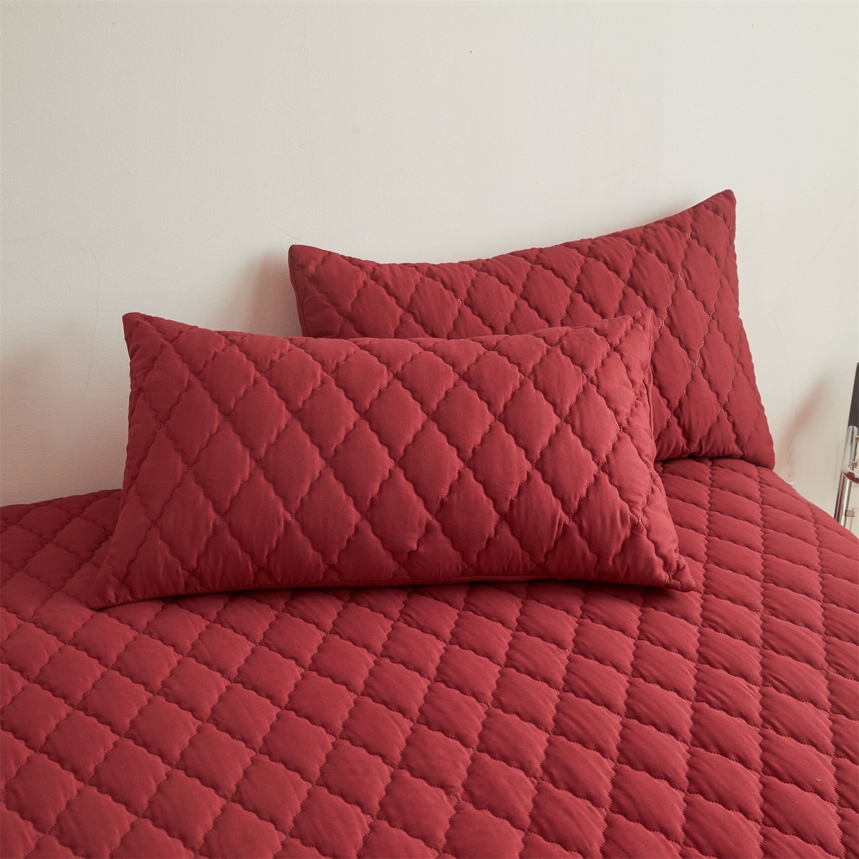 91家纺网 家纺一手货源 找家纺 雯豆家纺 2025新品外贸亚马逊纯色防水夹棉床笠跨境电商速卖通床罩可定制尺寸 菱形格防水床笠-酒红