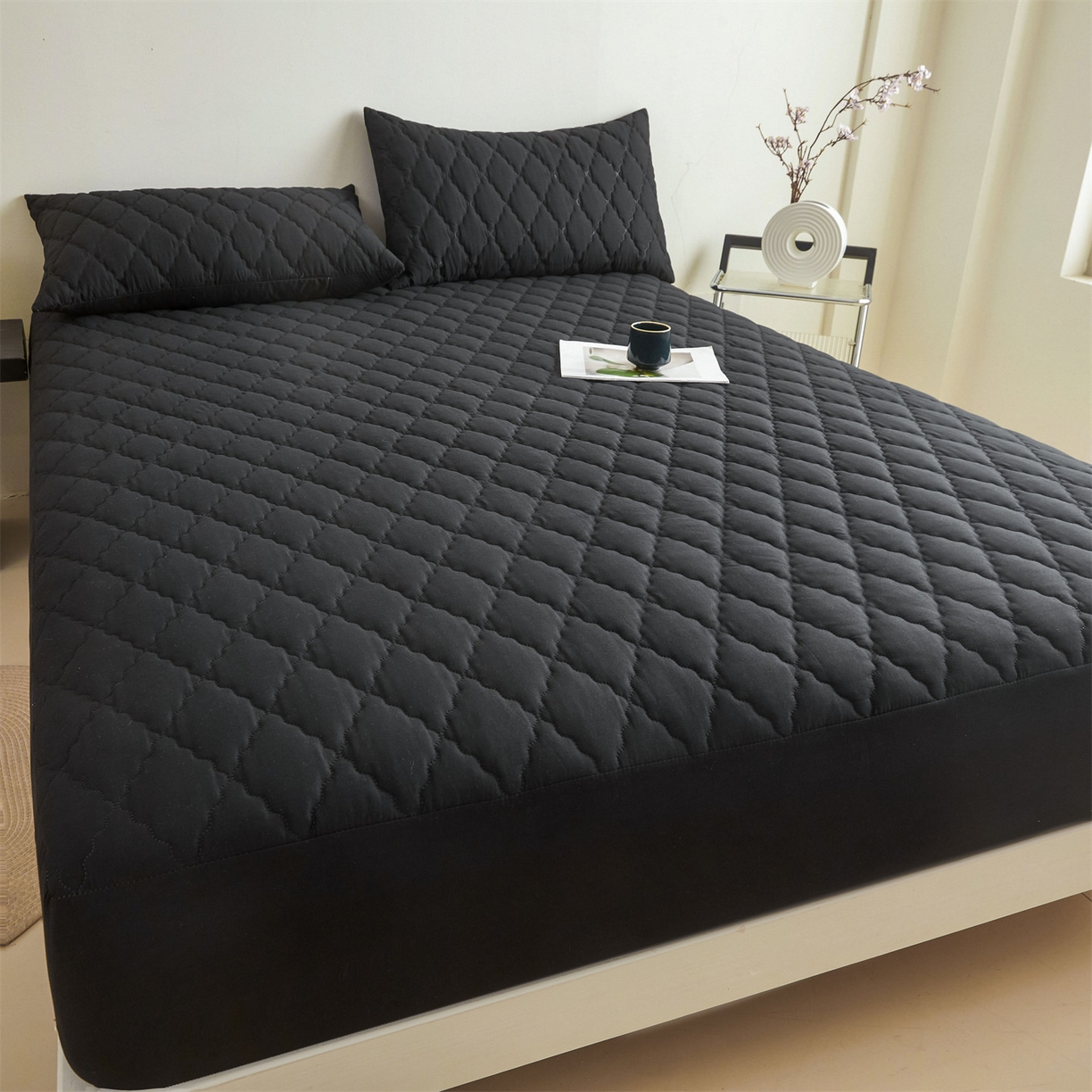 91家纺网 家纺一手货源 找家纺 雯豆家纺 2025新品外贸亚马逊纯色防水夹棉床笠跨境电商速卖通床罩可定制尺寸 菱形格防水床笠-黑色