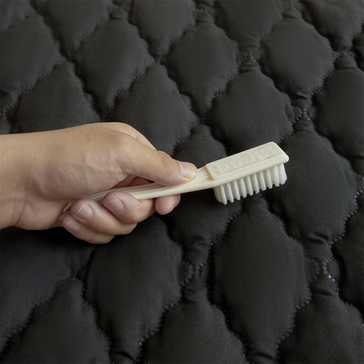 91家纺网 家纺一手货源 找家纺 雯豆家纺 2025新品外贸亚马逊纯色防水夹棉床笠跨境电商速卖通床罩可定制尺寸 菱形格防水床笠-黑色