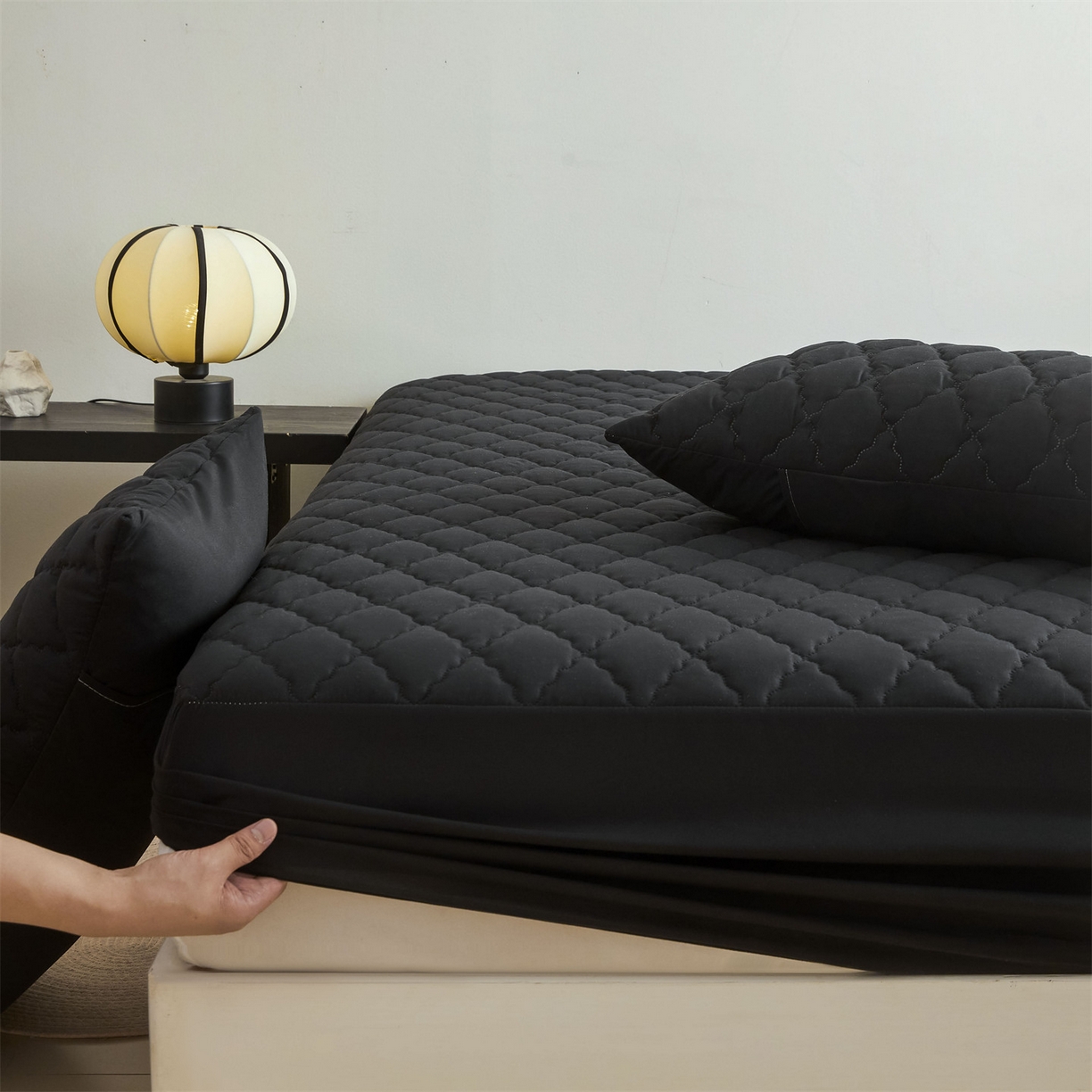 91家纺网 家纺一手货源 找家纺 雯豆家纺 2025新品外贸亚马逊纯色防水夹棉床笠跨境电商速卖通床罩可定制尺寸 菱形格防水床笠-黑色