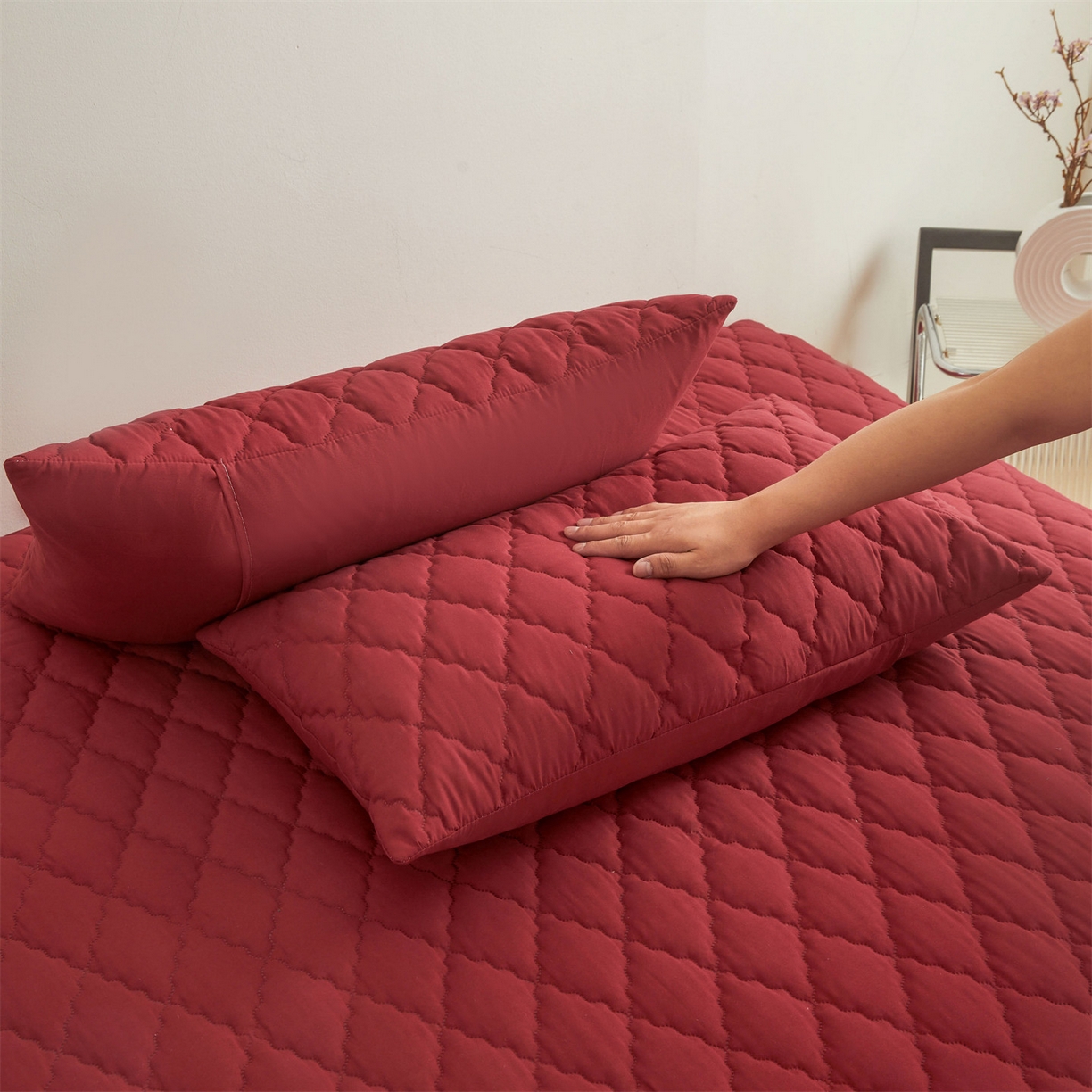 91家纺网 家纺一手货源 找家纺 雯豆家纺 2025新品外贸亚马逊纯色防水夹棉床笠跨境电商速卖通床罩可定制尺寸 菱形格防水床笠-酒红