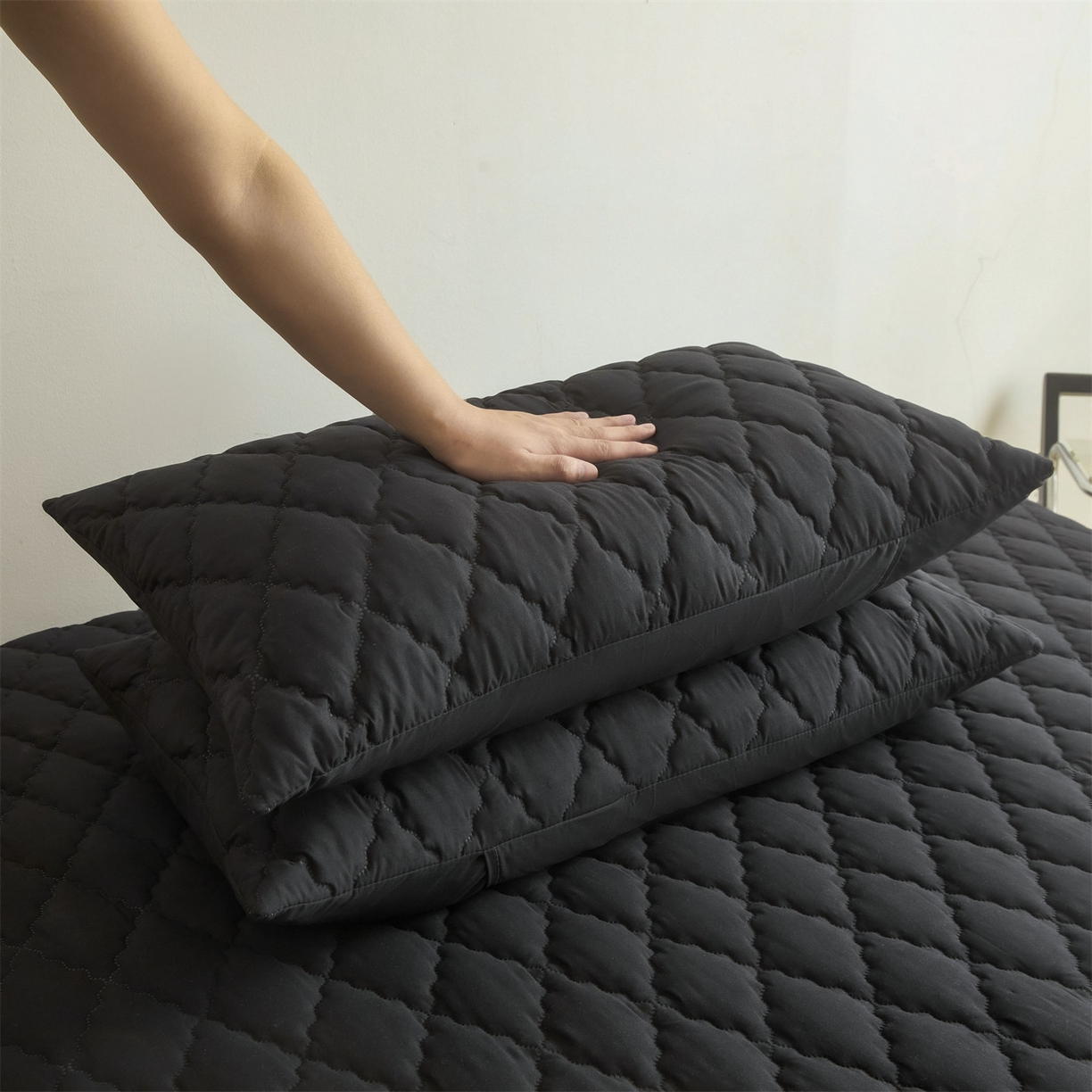 91家纺网 家纺一手货源 找家纺 雯豆家纺 2025新品外贸亚马逊纯色防水夹棉床笠跨境电商速卖通床罩可定制尺寸 菱形格防水床笠-黑色