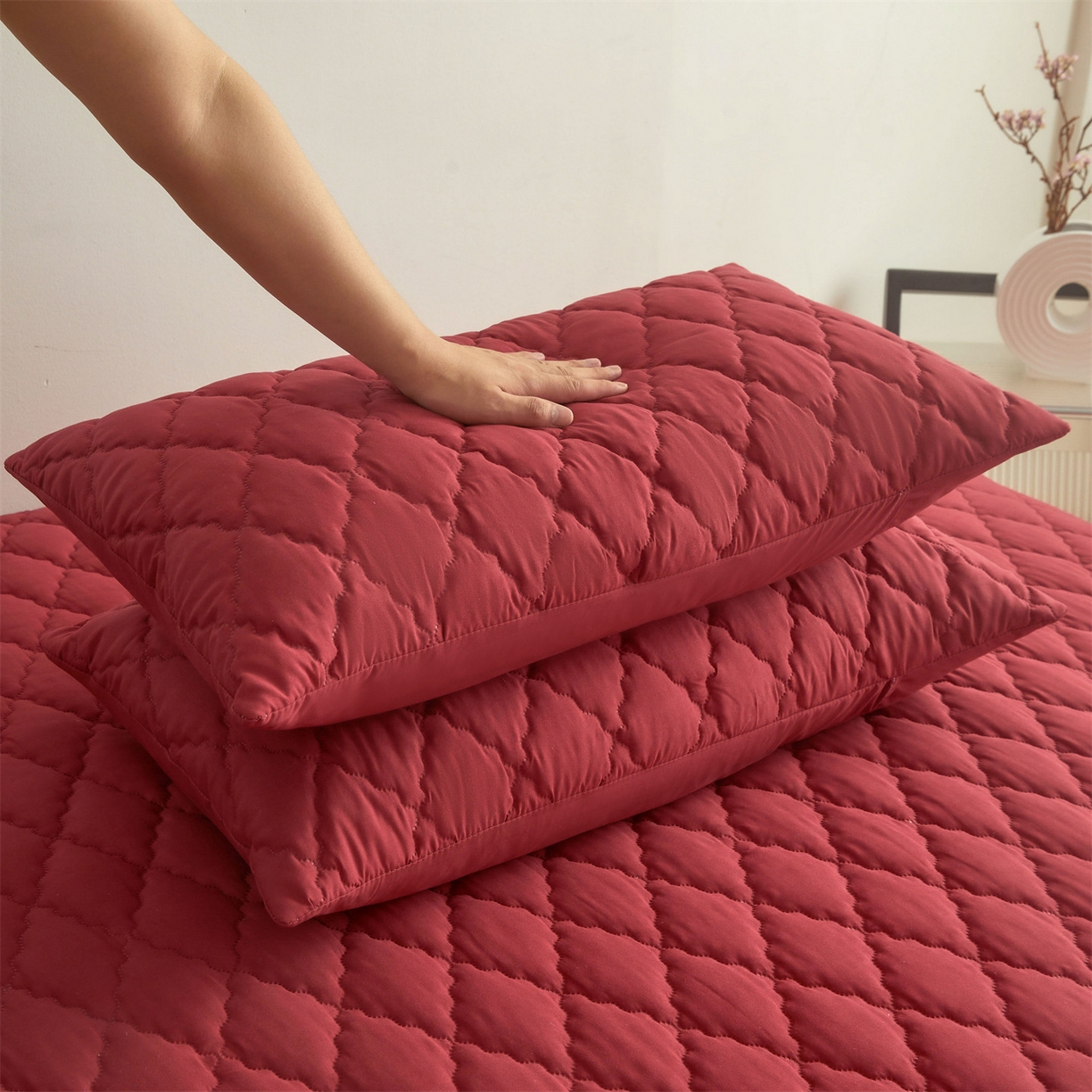 91家纺网 家纺一手货源 找家纺 雯豆家纺 2025新品外贸亚马逊纯色防水夹棉床笠跨境电商速卖通床罩可定制尺寸 菱形格防水床笠-酒红