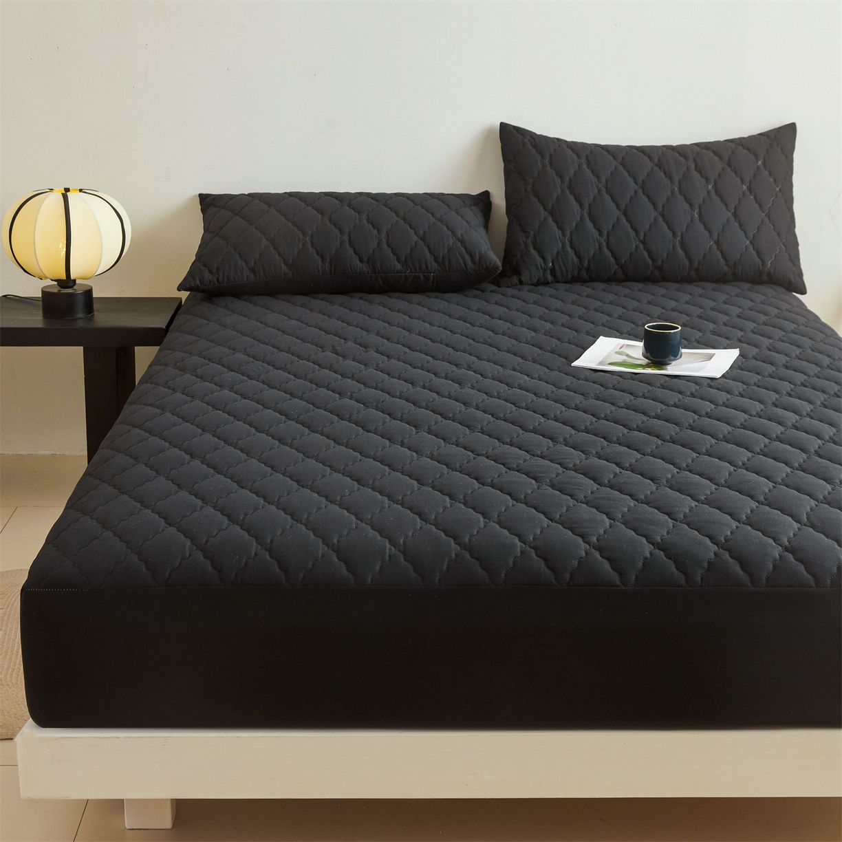 91家纺网 家纺一手货源 找家纺 雯豆家纺 2025新品外贸亚马逊纯色防水夹棉床笠跨境电商速卖通床罩可定制尺寸 菱形格防水床笠-黑色