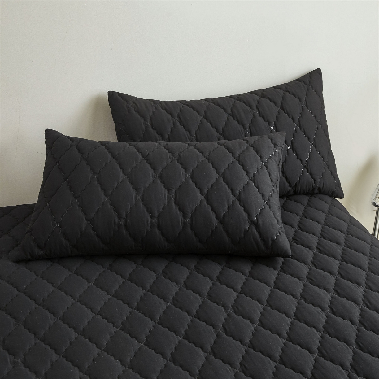 91家纺网 家纺一手货源 找家纺 雯豆家纺 2025新品外贸亚马逊纯色防水夹棉床笠跨境电商速卖通床罩可定制尺寸 菱形格防水床笠-黑色