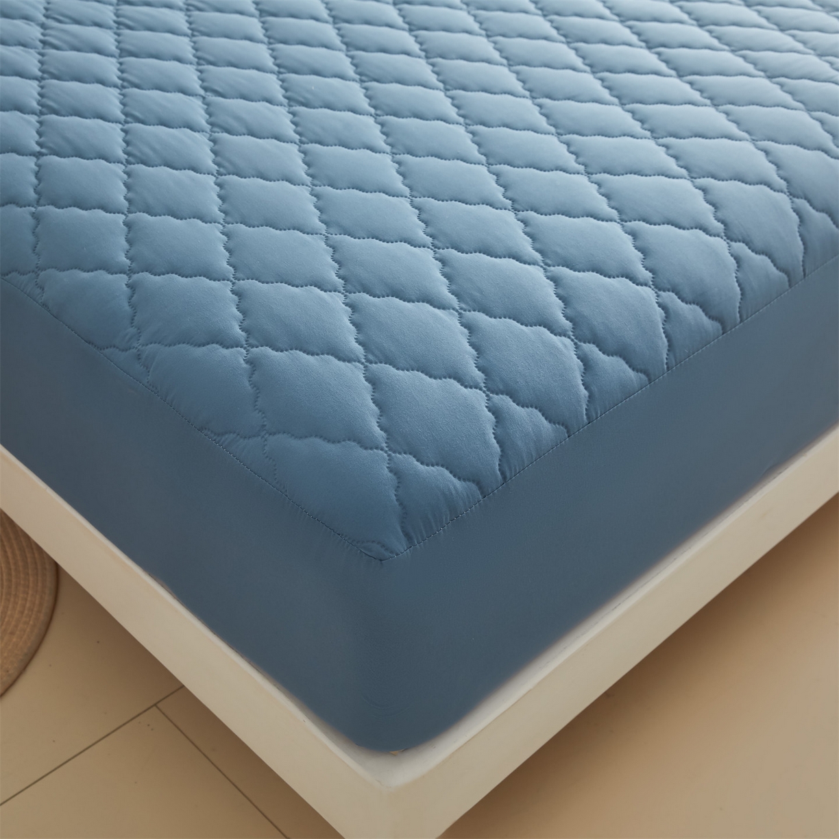 91家纺网 家纺一手货源 找家纺 雯豆家纺 2025新品外贸亚马逊纯色防水夹棉床笠跨境电商速卖通床罩可定制尺寸 菱形格防水床笠-湖蓝