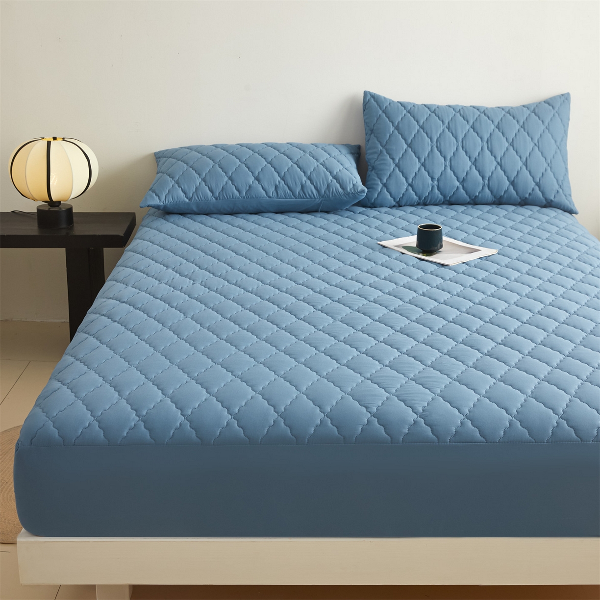91家纺网 家纺一手货源 找家纺 雯豆家纺 2025新品外贸亚马逊纯色防水夹棉床笠跨境电商速卖通床罩可定制尺寸 菱形格防水床笠-湖蓝
