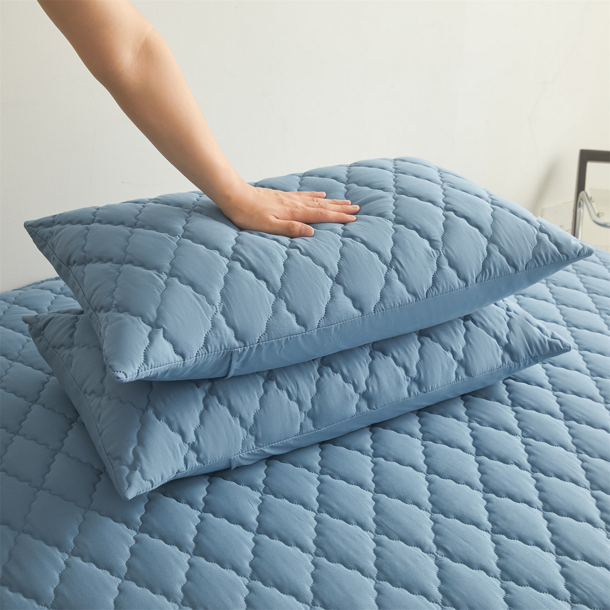 91家纺网 家纺一手货源 找家纺 雯豆家纺 2025新品外贸亚马逊纯色防水夹棉床笠跨境电商速卖通床罩可定制尺寸 菱形格防水床笠-湖蓝