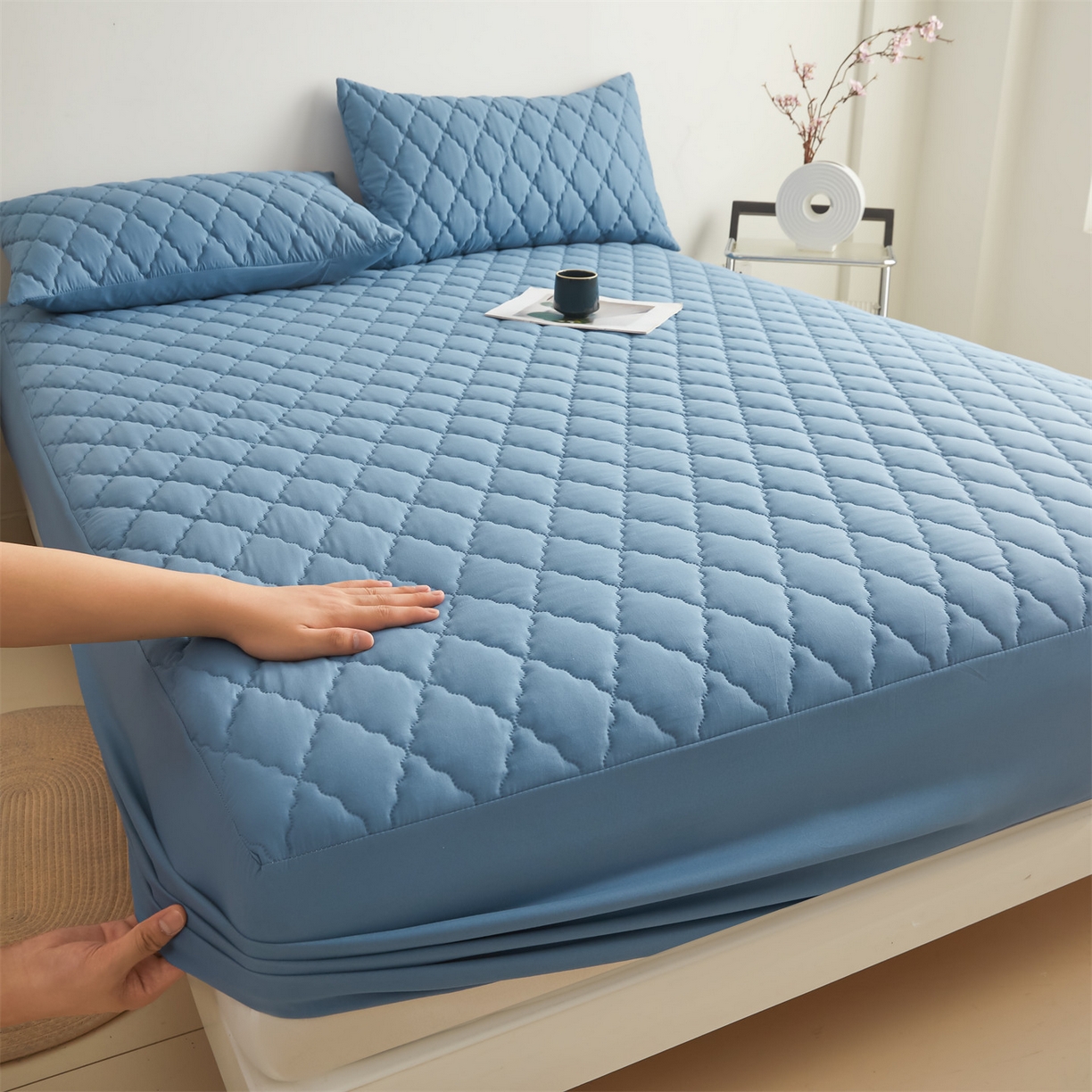 91家纺网 家纺一手货源 找家纺 雯豆家纺 2025新品外贸亚马逊纯色防水夹棉床笠跨境电商速卖通床罩可定制尺寸 菱形格防水床笠-湖蓝