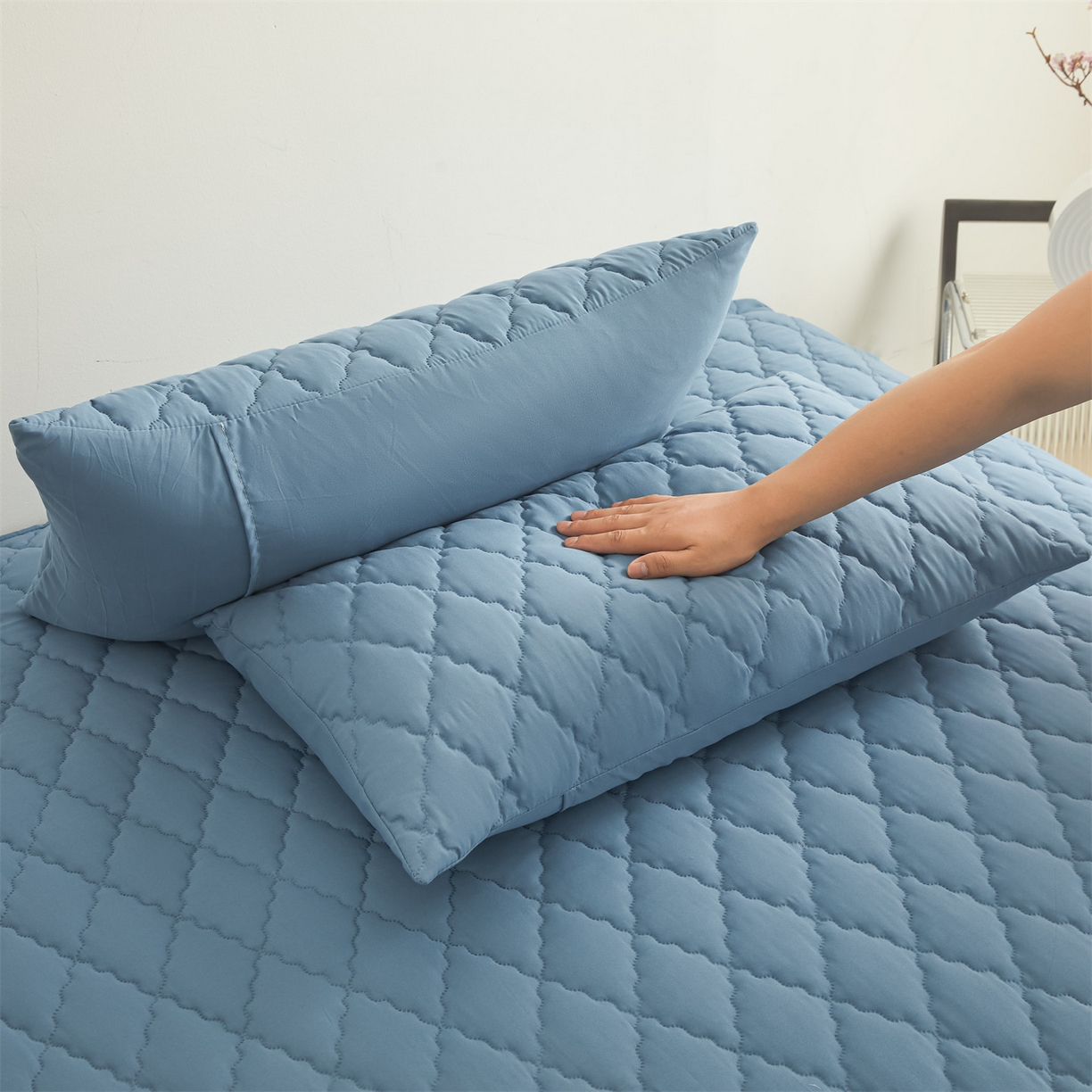 91家纺网 家纺一手货源 找家纺 雯豆家纺 2025新品外贸亚马逊纯色防水夹棉床笠跨境电商速卖通床罩可定制尺寸 菱形格防水床笠-湖蓝