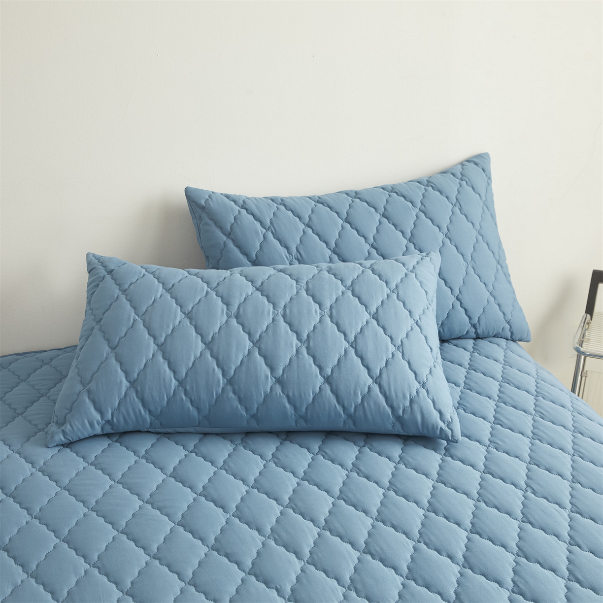 91家纺网 家纺一手货源 找家纺 雯豆家纺 2025新品外贸亚马逊纯色防水夹棉床笠跨境电商速卖通床罩可定制尺寸 菱形格防水床笠-湖蓝