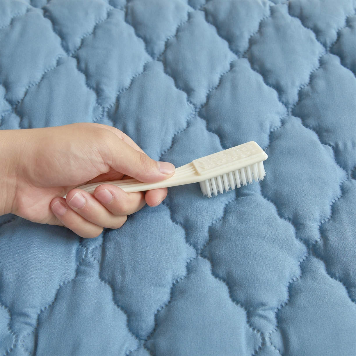 91家纺网 家纺一手货源 找家纺 雯豆家纺 2025新品外贸亚马逊纯色防水夹棉床笠跨境电商速卖通床罩可定制尺寸 菱形格防水床笠-湖蓝