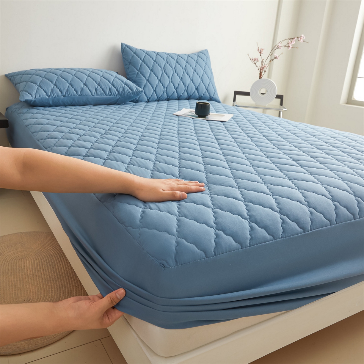 91家纺网 家纺一手货源 找家纺 雯豆家纺 2025新品外贸亚马逊纯色防水夹棉床笠跨境电商速卖通床罩可定制尺寸 菱形格防水床笠-湖蓝