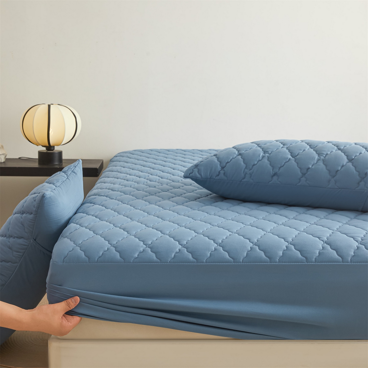 91家纺网 家纺一手货源 找家纺 雯豆家纺 2025新品外贸亚马逊纯色防水夹棉床笠跨境电商速卖通床罩可定制尺寸 菱形格防水床笠-湖蓝