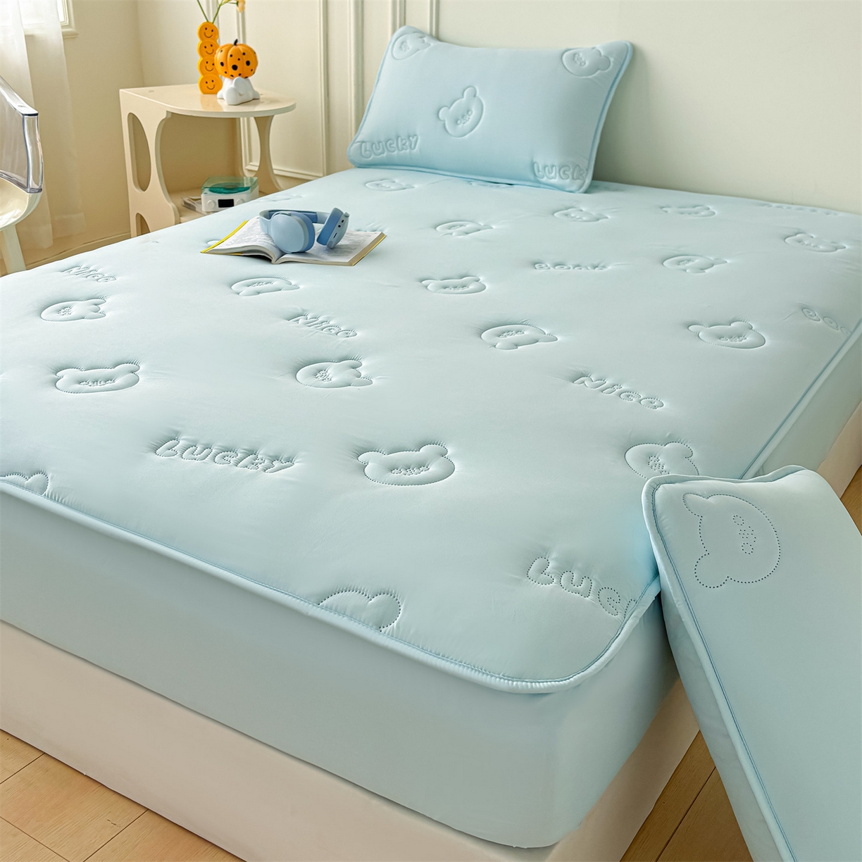 91家纺网 家纺一手货源 找家纺 雯豆家纺 2025超声波夹棉防水床笠三件套纯色素色隔尿床罩床垫保护套 小熊仔-天空蓝