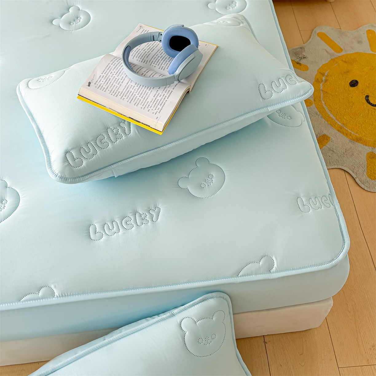 91家纺网 家纺一手货源 找家纺 雯豆家纺 2025超声波夹棉防水床笠三件套纯色素色隔尿床罩床垫保护套 小熊仔-天空蓝