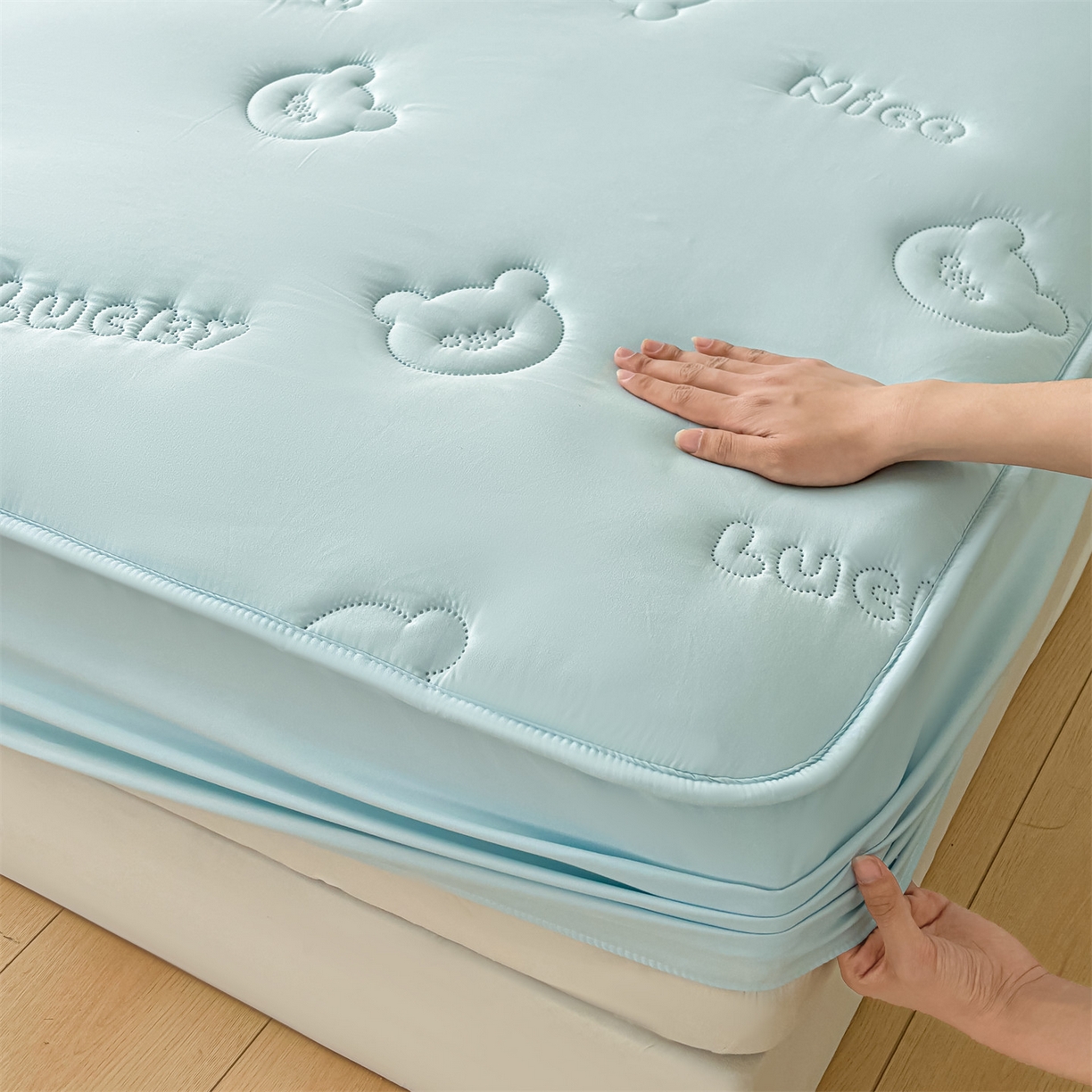 91家纺网 家纺一手货源 找家纺 雯豆家纺 2025超声波夹棉防水床笠三件套纯色素色隔尿床罩床垫保护套 小熊仔-天空蓝