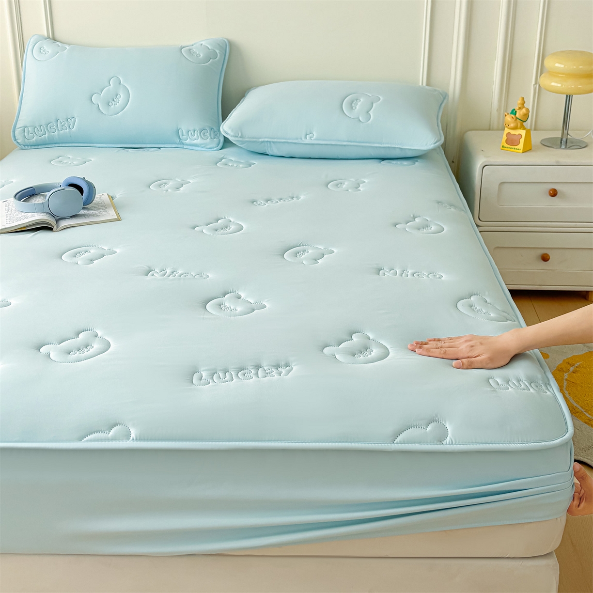 91家纺网 家纺一手货源 找家纺 雯豆家纺 2025超声波夹棉防水床笠三件套纯色素色隔尿床罩床垫保护套 小熊仔-天空蓝
