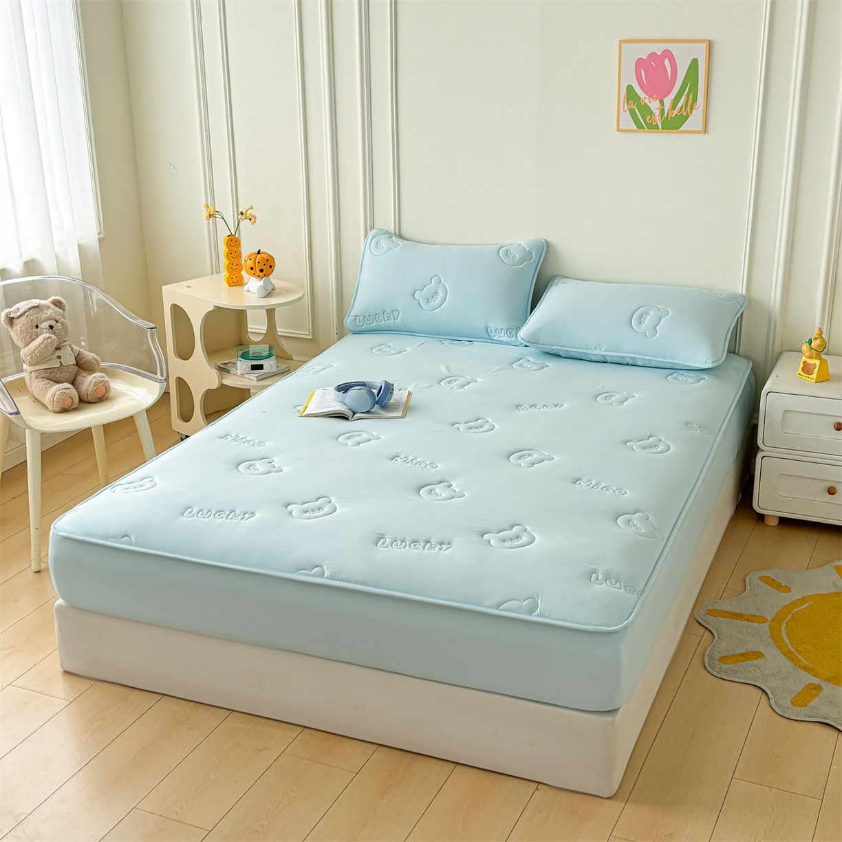 91家纺网 家纺一手货源 找家纺 雯豆家纺 2025超声波夹棉防水床笠三件套纯色素色隔尿床罩床垫保护套 小熊仔-天空蓝