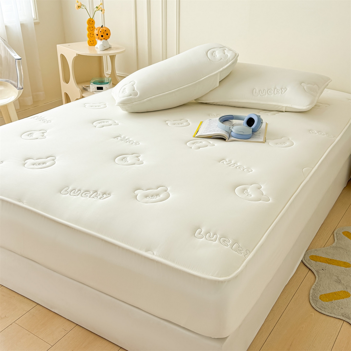 91家纺网 家纺一手货源 找家纺 雯豆家纺 2025超声波夹棉防水床笠三件套纯色素色隔尿床罩床垫保护套 小熊仔-云朵白