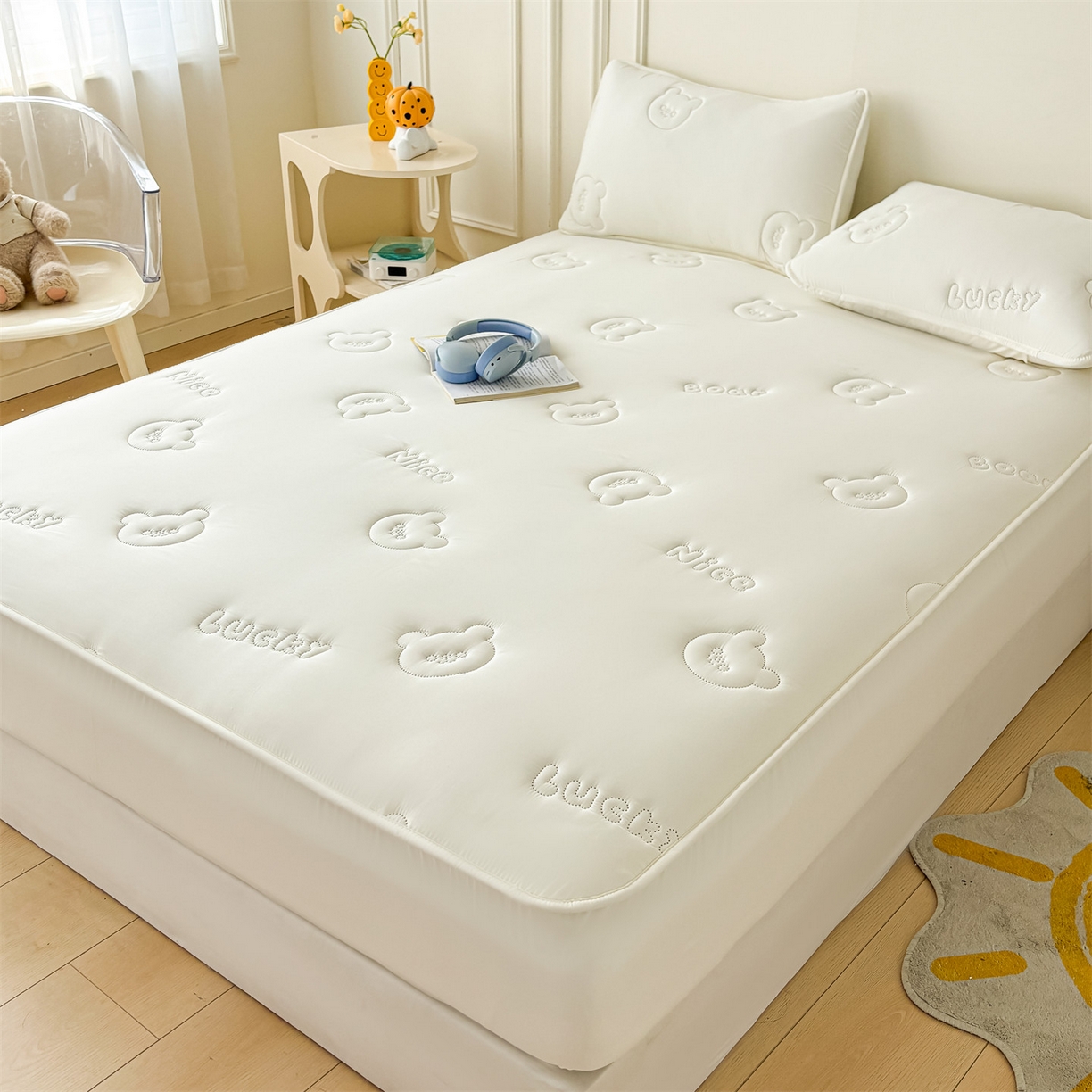 91家纺网 家纺一手货源 找家纺 雯豆家纺 2025超声波夹棉防水床笠三件套纯色素色隔尿床罩床垫保护套 小熊仔-云朵白