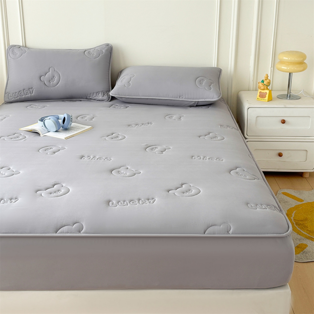 91家纺网 家纺一手货源 找家纺 雯豆家纺 2025超声波夹棉防水床笠三件套纯色素色隔尿床罩床垫保护套 小熊仔-银河灰