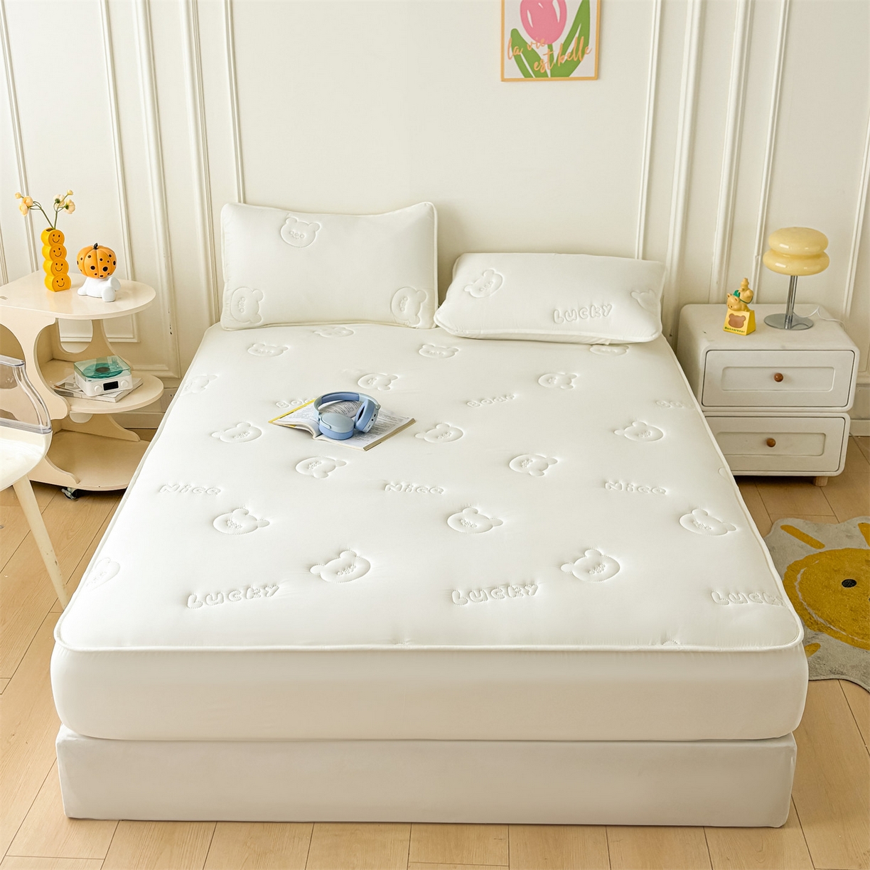 91家纺网 家纺一手货源 找家纺 雯豆家纺 2025超声波夹棉防水床笠三件套纯色素色隔尿床罩床垫保护套 小熊仔-云朵白