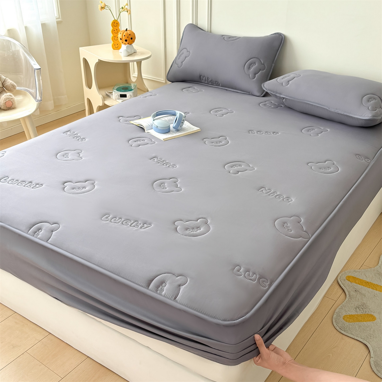 91家纺网 家纺一手货源 找家纺 雯豆家纺 2025超声波夹棉防水床笠三件套纯色素色隔尿床罩床垫保护套 小熊仔-时空灰