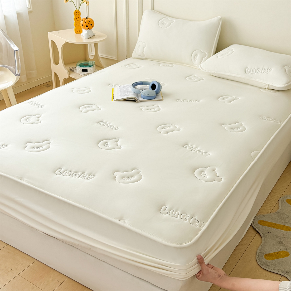 91家纺网 家纺一手货源 找家纺 雯豆家纺 2025超声波夹棉防水床笠三件套纯色素色隔尿床罩床垫保护套 小熊仔-云朵白