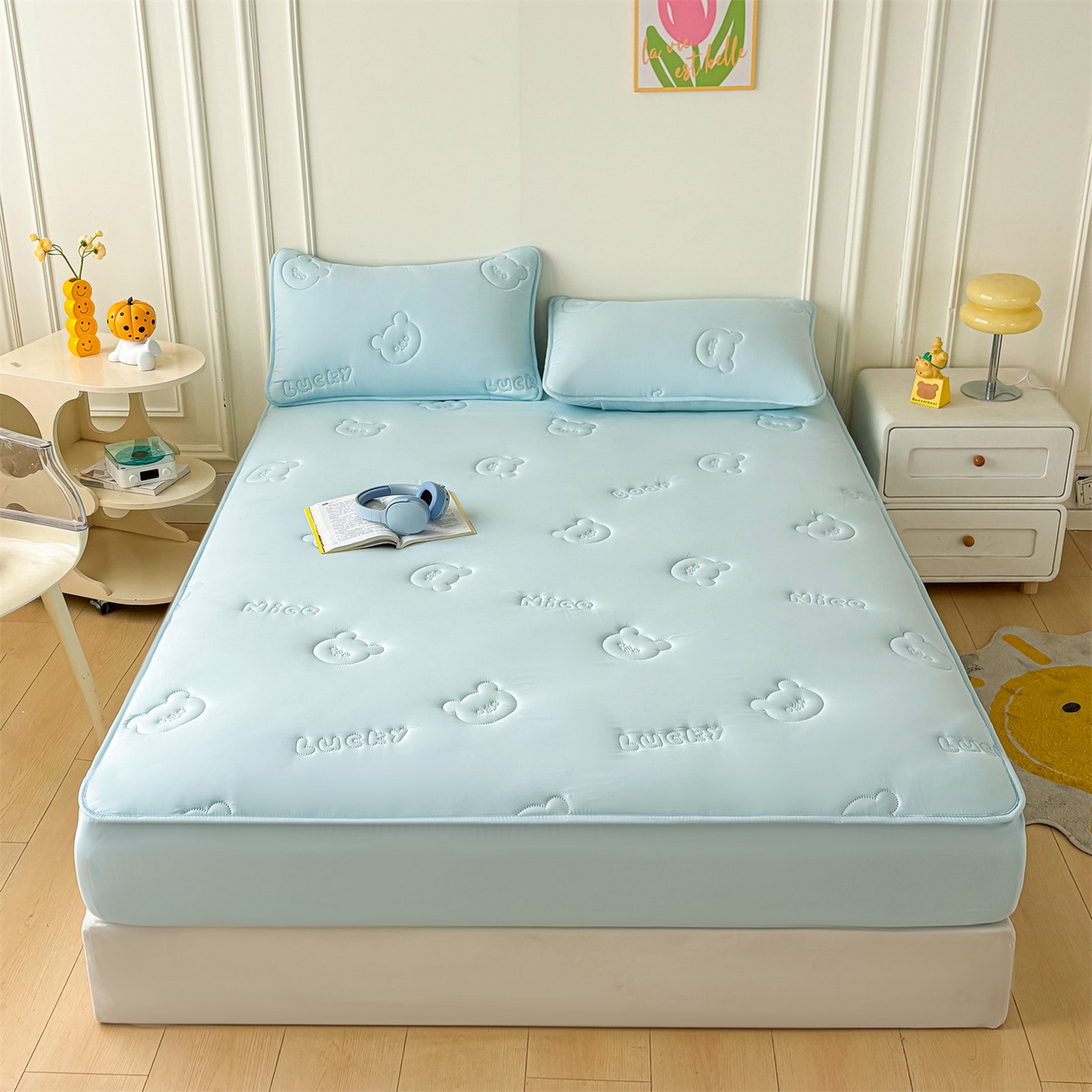91家纺网 家纺一手货源 找家纺 雯豆家纺 2025超声波夹棉防水床笠三件套纯色素色隔尿床罩床垫保护套 小熊仔-天空蓝