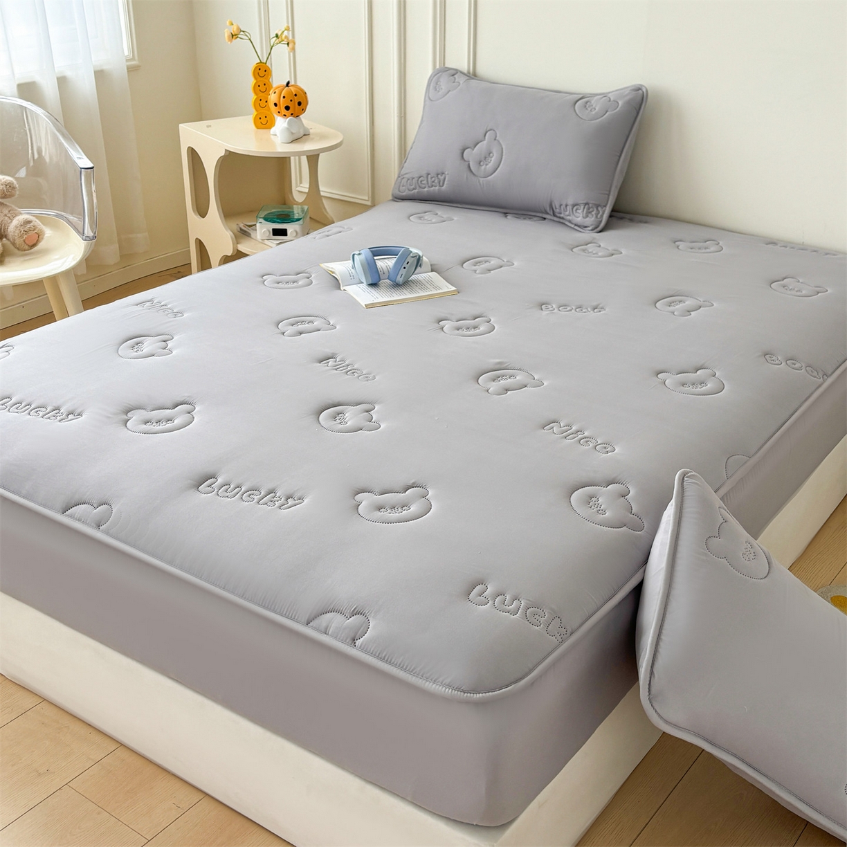 91家纺网 家纺一手货源 找家纺 雯豆家纺 2025超声波夹棉防水床笠三件套纯色素色隔尿床罩床垫保护套 小熊仔-银河灰