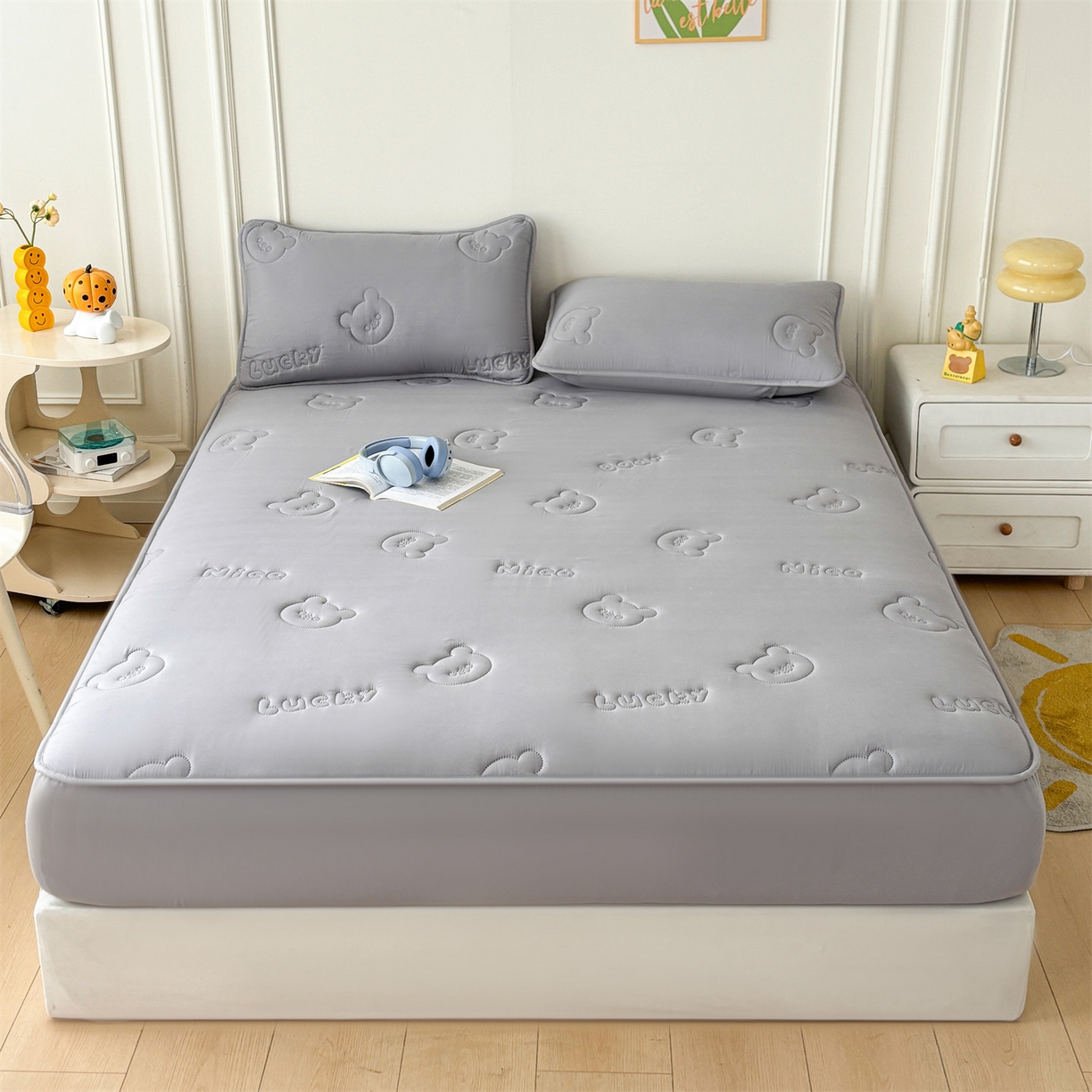 91家纺网 家纺一手货源 找家纺 雯豆家纺 2025超声波夹棉防水床笠三件套纯色素色隔尿床罩床垫保护套 小熊仔-银河灰