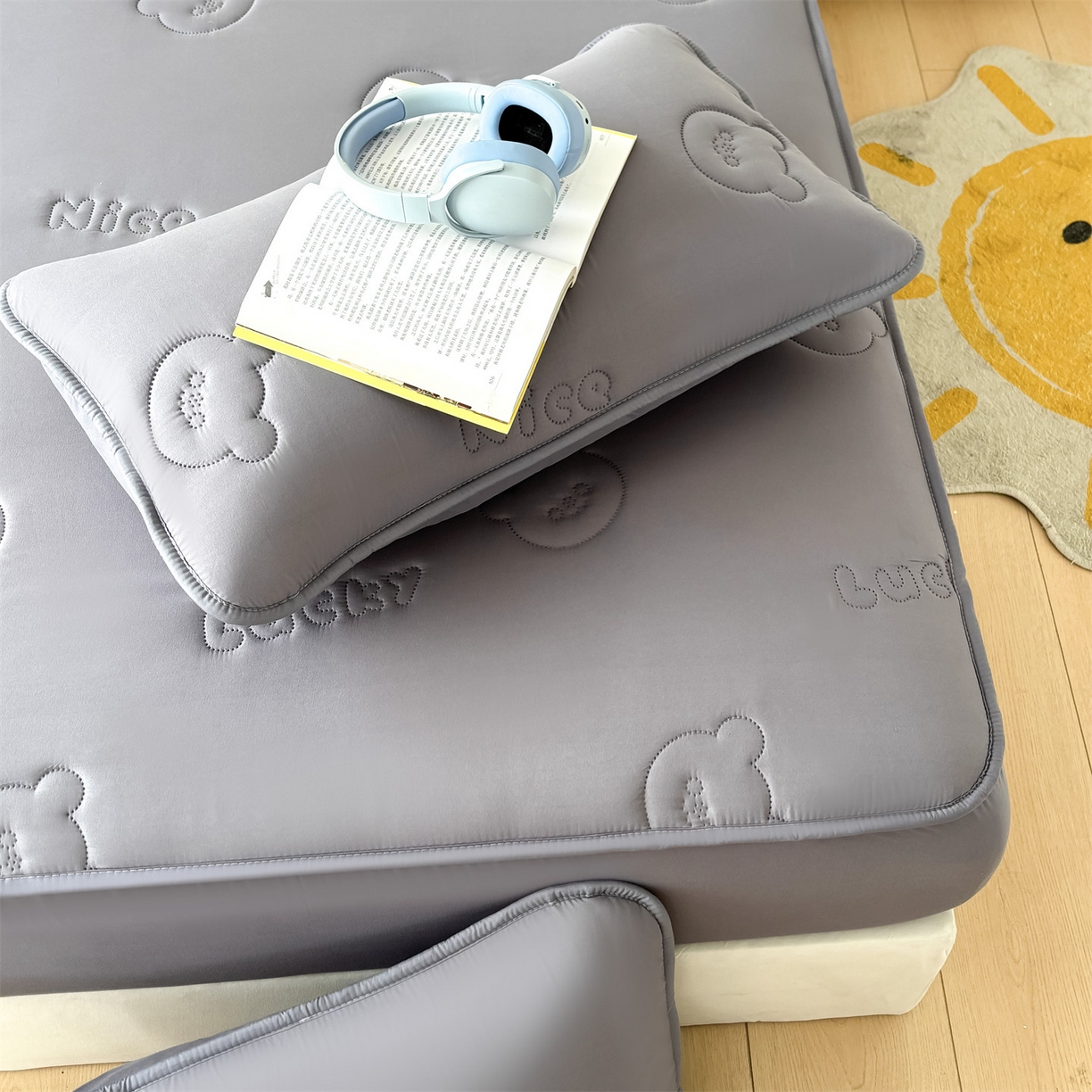 91家纺网 家纺一手货源 找家纺 雯豆家纺 2025超声波夹棉防水床笠三件套纯色素色隔尿床罩床垫保护套 小熊仔-时空灰