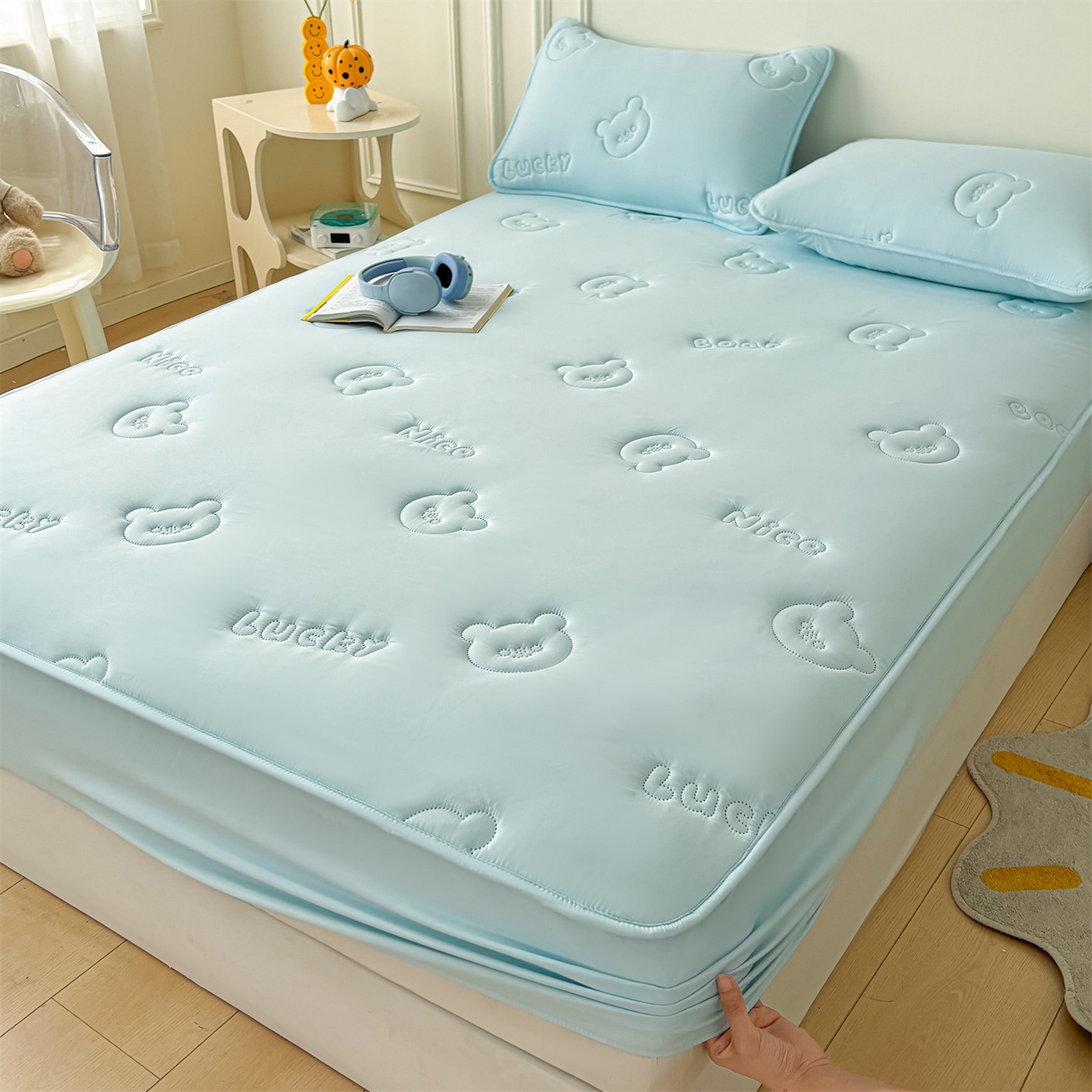 91家纺网 家纺一手货源 找家纺 雯豆家纺 2025超声波夹棉防水床笠三件套纯色素色隔尿床罩床垫保护套 小熊仔-天空蓝