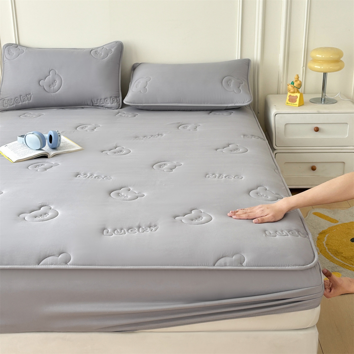 91家纺网 家纺一手货源 找家纺 雯豆家纺 2025超声波夹棉防水床笠三件套纯色素色隔尿床罩床垫保护套 小熊仔-银河灰