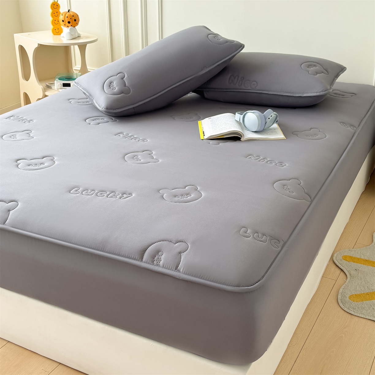 91家纺网 家纺一手货源 找家纺 雯豆家纺 2025超声波夹棉防水床笠三件套纯色素色隔尿床罩床垫保护套 小熊仔-时空灰