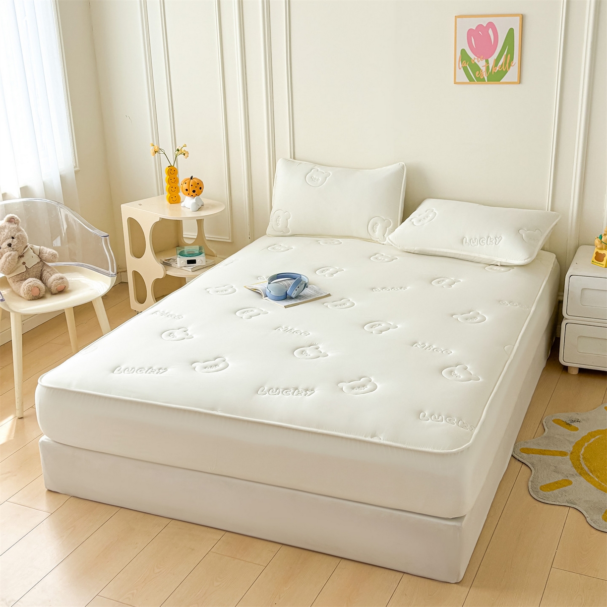 91家纺网 家纺一手货源 找家纺 雯豆家纺 2025超声波夹棉防水床笠三件套纯色素色隔尿床罩床垫保护套 小熊仔-云朵白