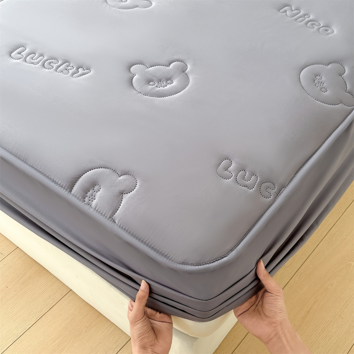 91家纺网 家纺一手货源 找家纺 雯豆家纺 2025超声波夹棉防水床笠三件套纯色素色隔尿床罩床垫保护套 小熊仔-时空灰