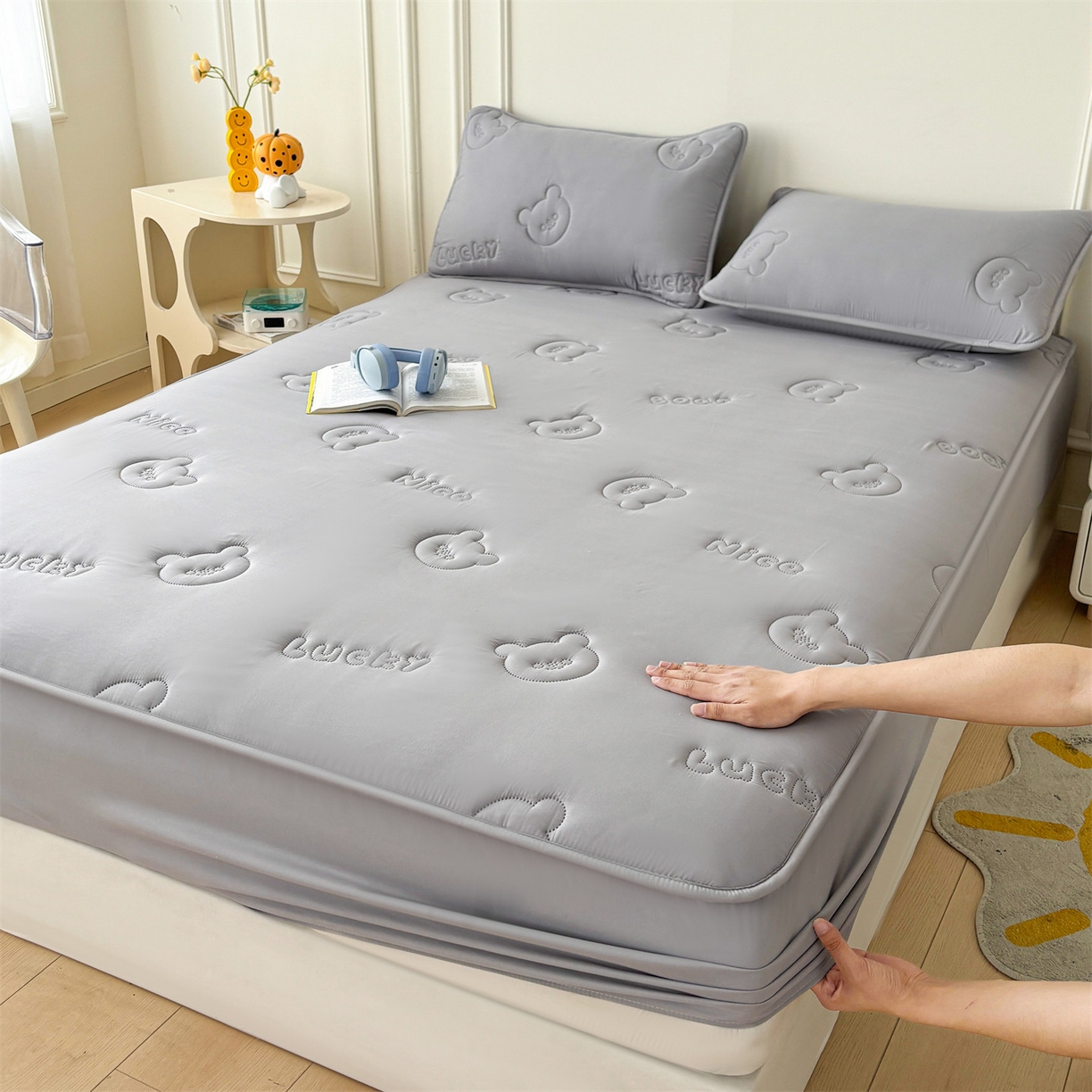 91家纺网 家纺一手货源 找家纺 雯豆家纺 2025超声波夹棉防水床笠三件套纯色素色隔尿床罩床垫保护套 小熊仔-银河灰