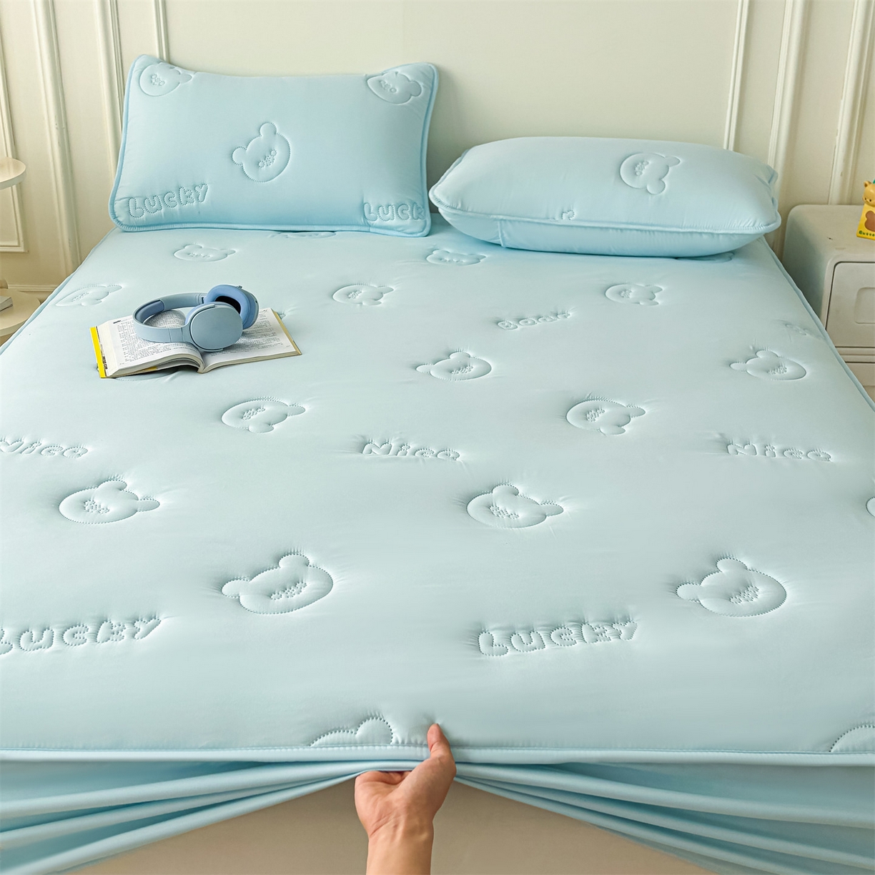 91家纺网 家纺一手货源 找家纺 雯豆家纺 2025超声波夹棉防水床笠三件套纯色素色隔尿床罩床垫保护套 小熊仔-天空蓝