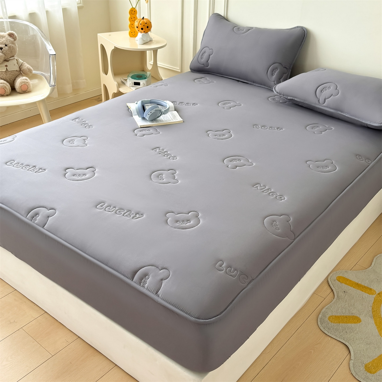91家纺网 家纺一手货源 找家纺 雯豆家纺 2025超声波夹棉防水床笠三件套纯色素色隔尿床罩床垫保护套 小熊仔-时空灰
