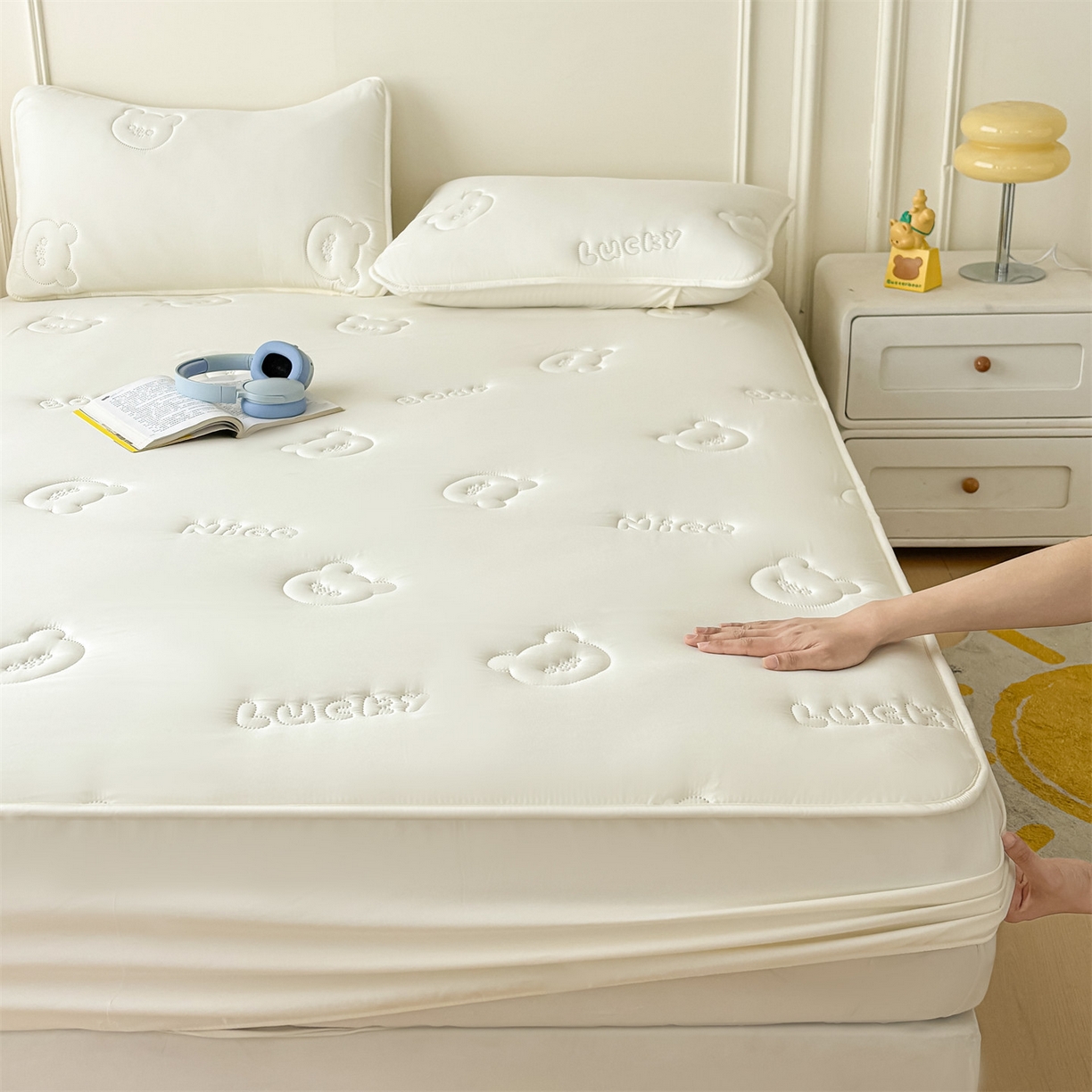 91家纺网 家纺一手货源 找家纺 雯豆家纺 2025超声波夹棉防水床笠三件套纯色素色隔尿床罩床垫保护套 小熊仔-云朵白