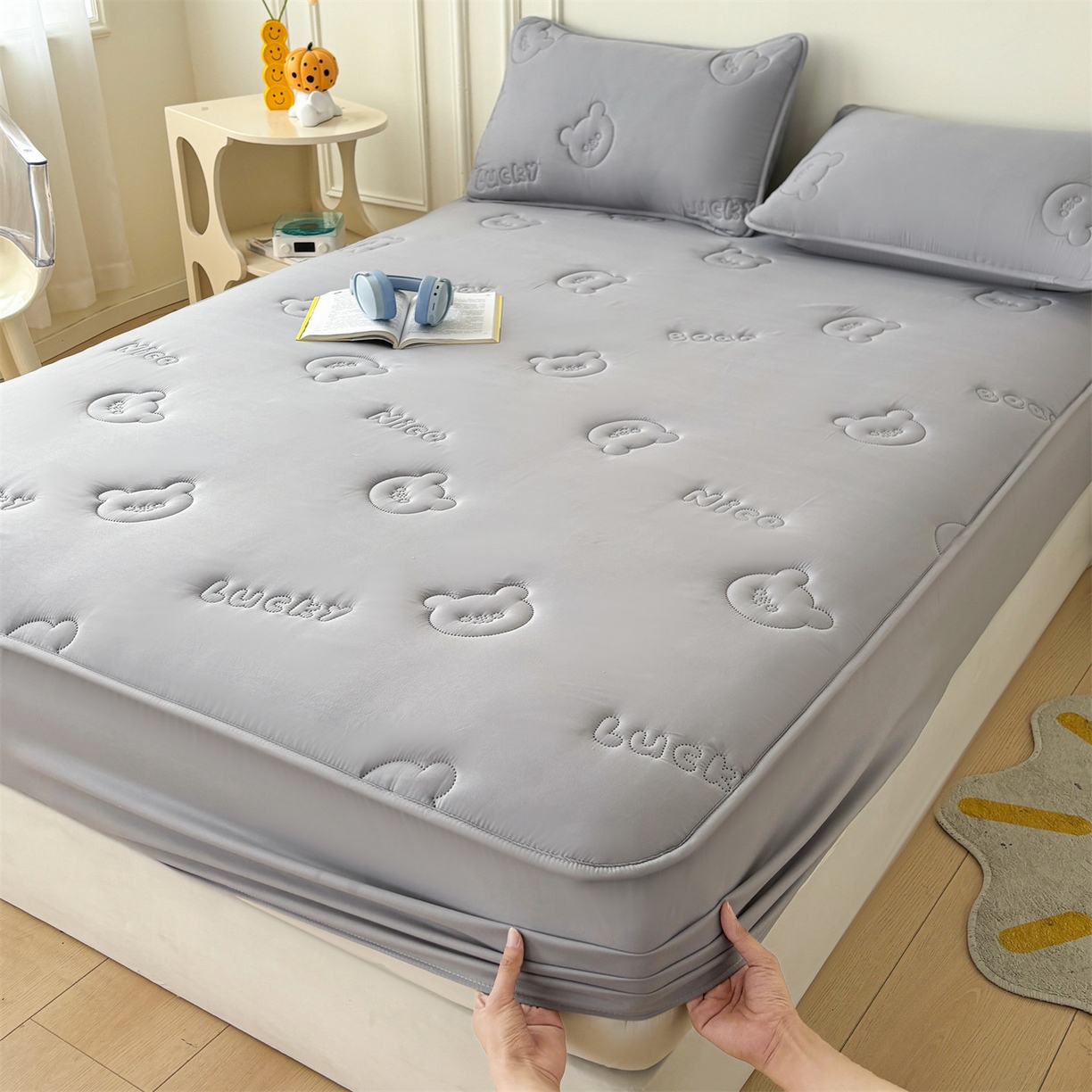 91家纺网 家纺一手货源 找家纺 雯豆家纺 2025超声波夹棉防水床笠三件套纯色素色隔尿床罩床垫保护套 小熊仔-银河灰