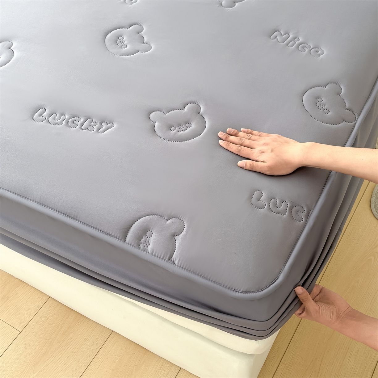 91家纺网 家纺一手货源 找家纺 雯豆家纺 2025超声波夹棉防水床笠三件套纯色素色隔尿床罩床垫保护套 小熊仔-时空灰