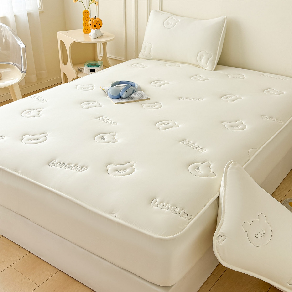 91家纺网 家纺一手货源 找家纺 雯豆家纺 2025超声波夹棉防水床笠三件套纯色素色隔尿床罩床垫保护套 小熊仔-云朵白