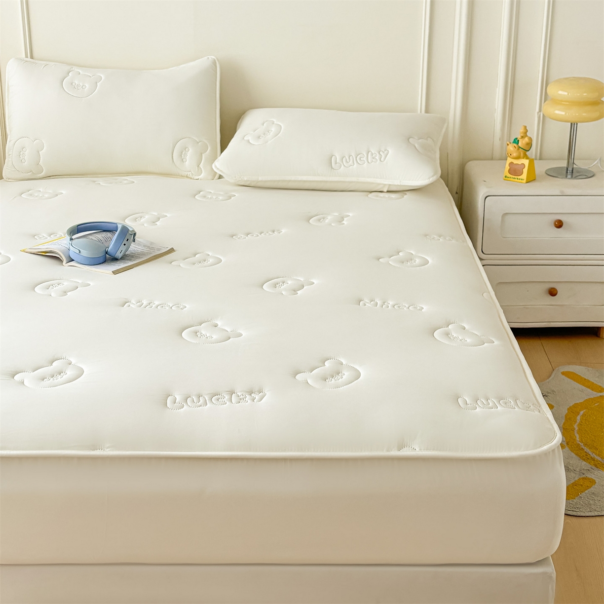 91家纺网 家纺一手货源 找家纺 雯豆家纺 2025超声波夹棉防水床笠三件套纯色素色隔尿床罩床垫保护套 小熊仔-云朵白